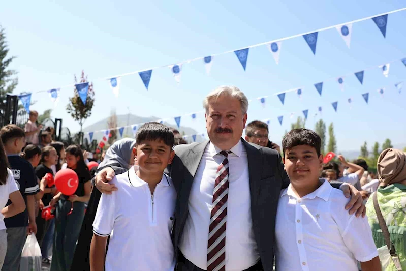 Başkan Palancıoğlu, karne alan öğrencilerin heyecanına ortak oldu
