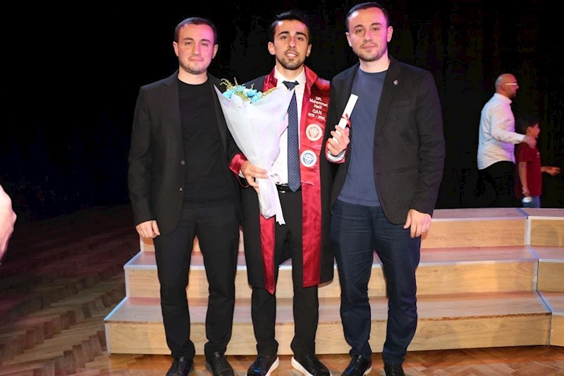 İkiz doktorların kardeşi de doktor oldu
