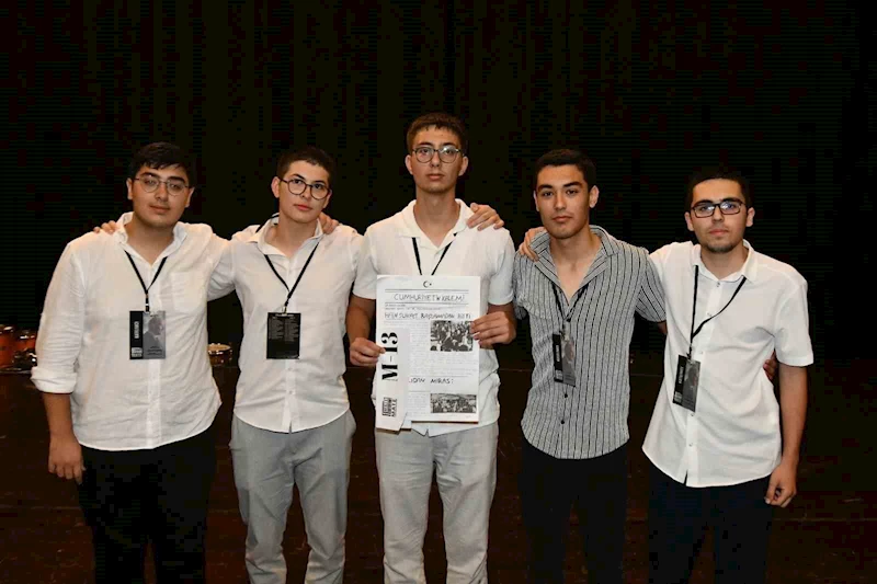 Denizli’de liseli gençler cumhuriyetin manşetlerini yazdı
