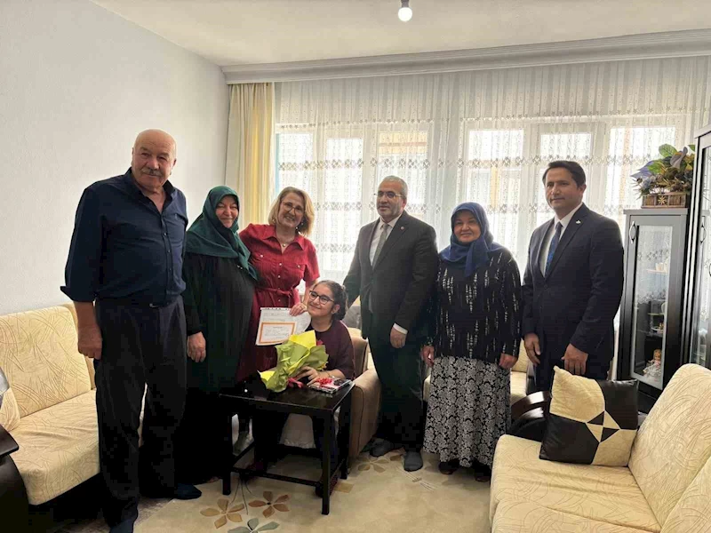 Hastalığı sebebiyle okula gidemedi, evde eğitimle mezun oldu
