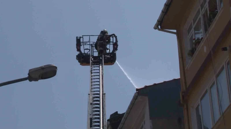 Kadıköy’de ustanın açık unuttuğu tüp, çatıda yangın çıkardı
