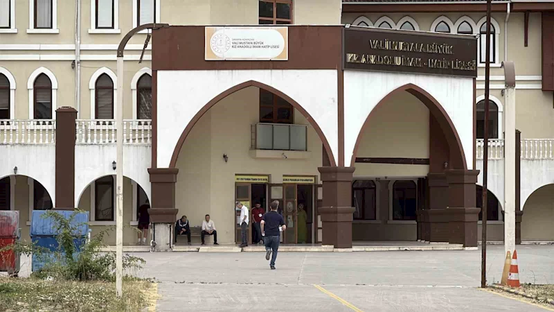 YKS’nin ilk oturumu başladı: Öğrenciler sınavda, veliler dışarda ter döküyor
