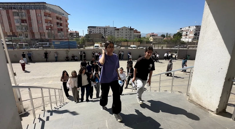 Yüksekova’da YKS heyecanı: 24 okulda 6 bin 600 öğrenci sınava girdi
