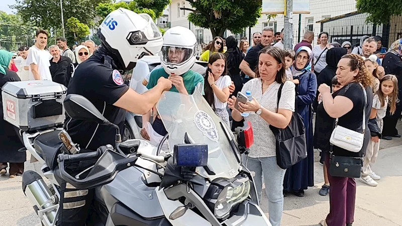 Kimliğini düşüren gencin imdadına yunus polisleri yetişti
