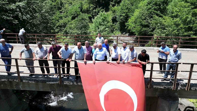 İlçeleri birleştiren köprüde ortak buluşma
