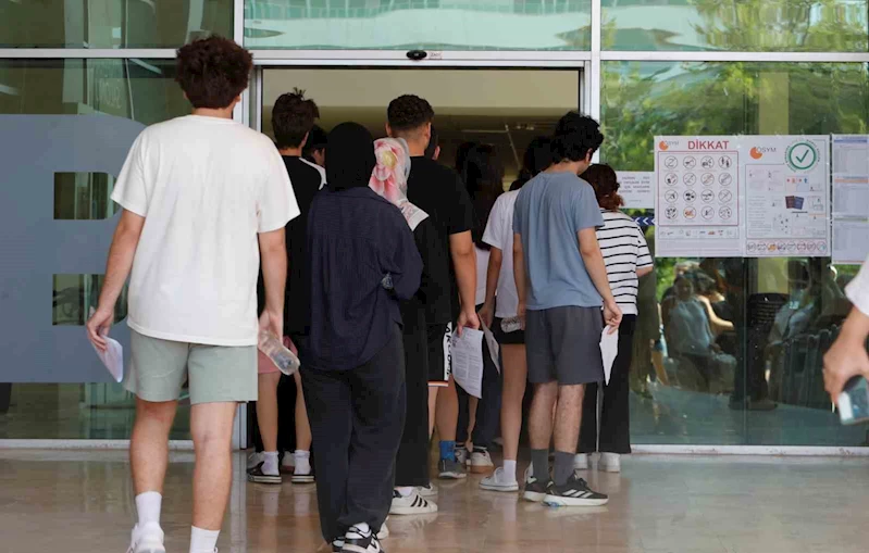 Sınava son saniyede yetişti, binaya velilerin alkışları eşliğinde girdi
