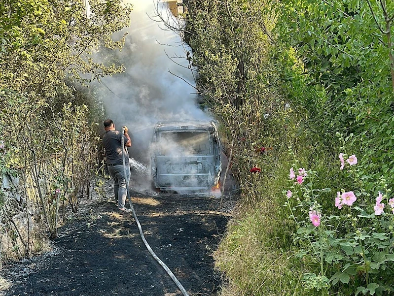 Bahçesindeki otları yakmak istedi, otomobili yaktı
