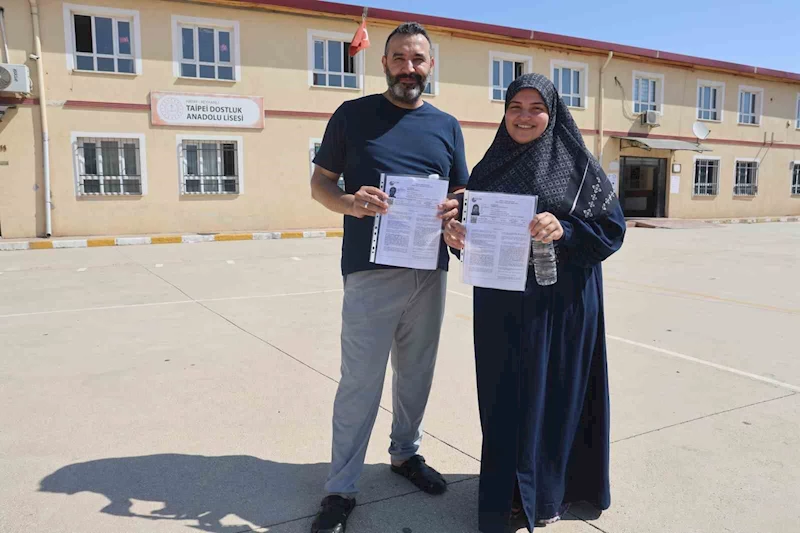 Karı, koca çift el ele girdikleri sınav merkezinde yan yana sınıflarda üniversite hayali için ter döktüler
