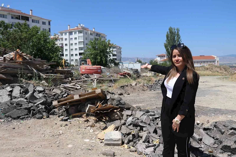 Erenköy mahalle muhtarından kirletilen boş arazi tepkisi
