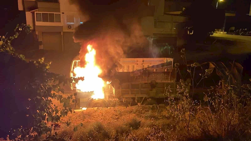 Gazipaşa’da park halindeki kamyon alev alev yandı
