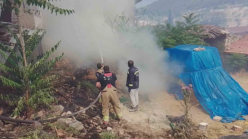 Kırkağaç’taki orman yangınına müdahale sürüyor: Bir mahalle tedbir amaçlı tahliye edildi
