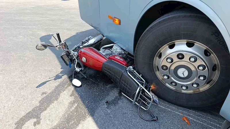 Yolcu otobüsüyle çarpışan motosikletli, lastiğin altında kalmaktan son anda kurtuldu

