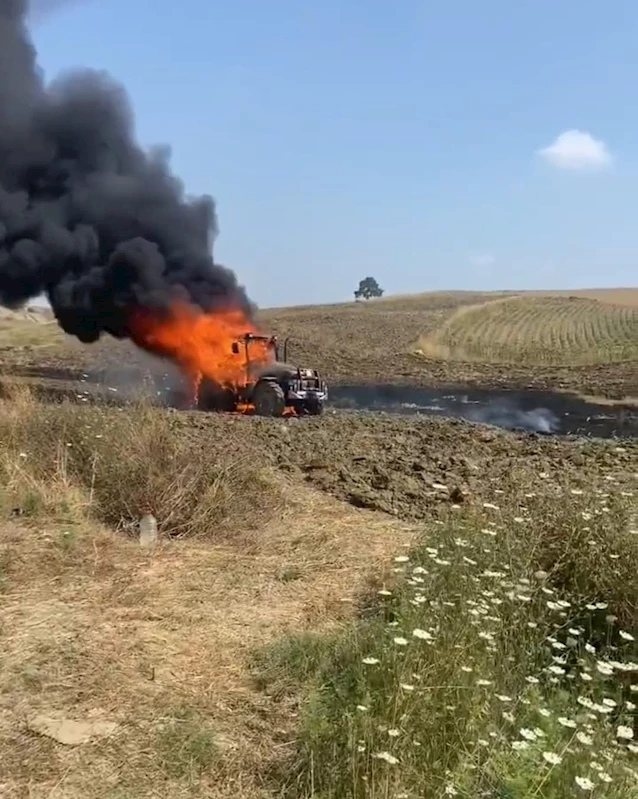 Yanan traktöre aldırmadı, çocuklarını teselli etti
