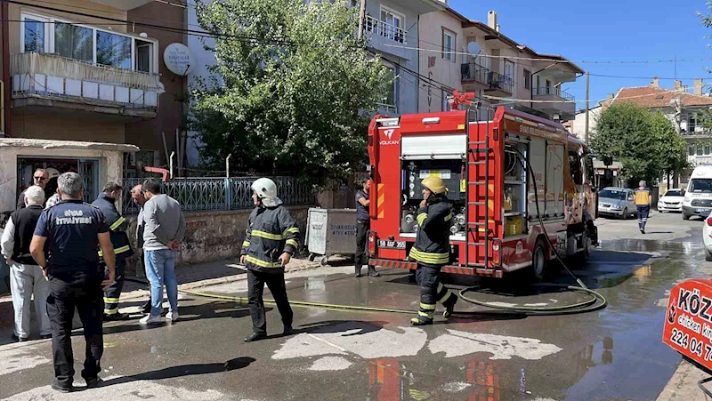 Bodrum katta çıkan yangın paniğe neden oldu, 5 kişi dumandan etkilendi
