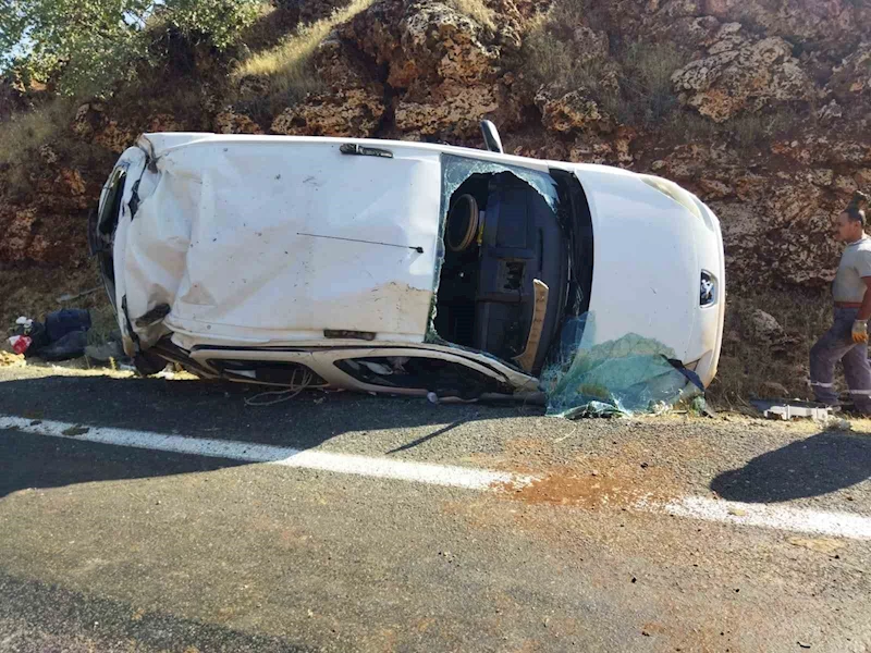 Mardin’de hafif ticari araç takla attı, 3 kişi yaralandı
