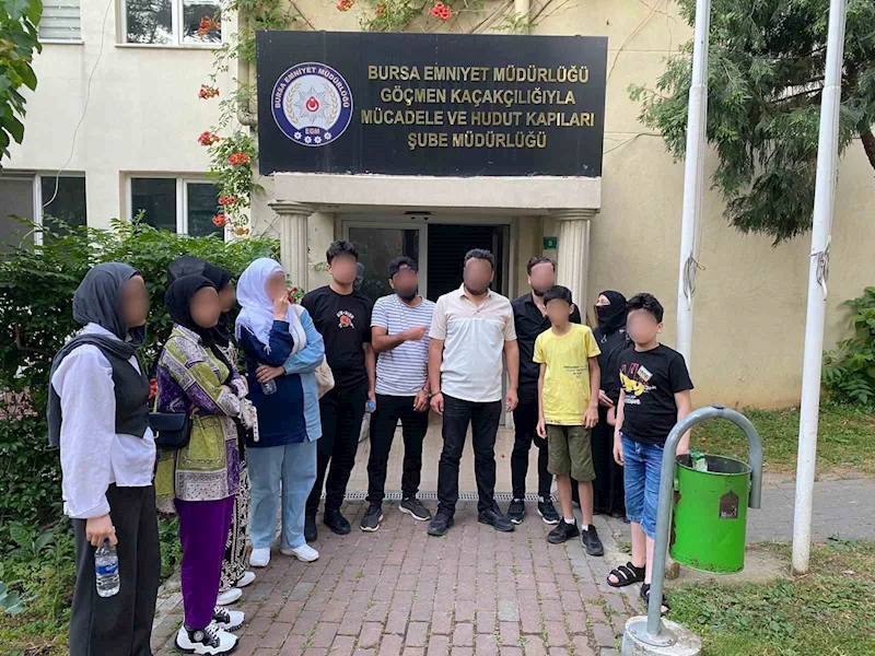 Bursa’da göçmen kaçakçılığı operasyonu: 12 yabancı uyruklu şahıs yakalandı, 3 şüpheli gözaltında
