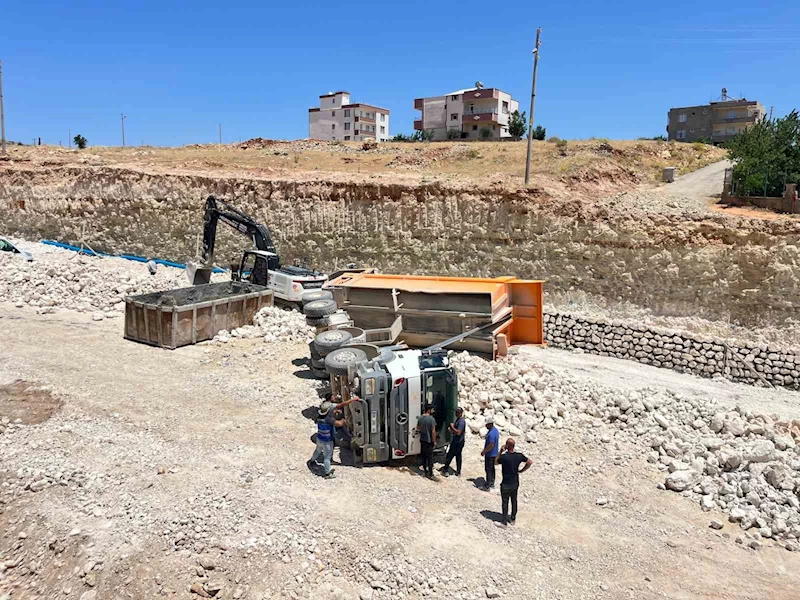 Yük boşaltan kamyon devrildi

