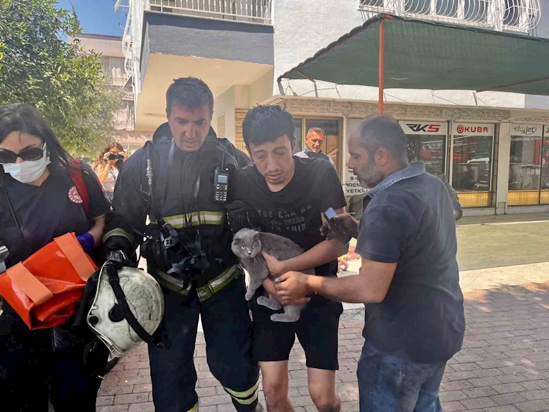 Alevlerin sardığı evde balkona sığındı kedisini elinden bırakmadı
