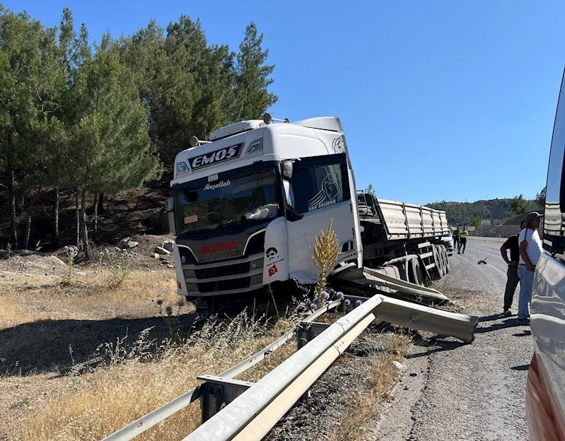 Bariyere çarpan tır sürücüsü yaralandı
