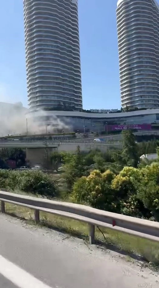 Başakşehir’de bulunan Mall Of İstanbul alışveriş merkezinin mal kabul bölümünde yangın çıktı. Olay yerine çok sayıda itfaiye ekibi sevk edildi. İtfaiyenin yangına müdahalesi sürüyor.
