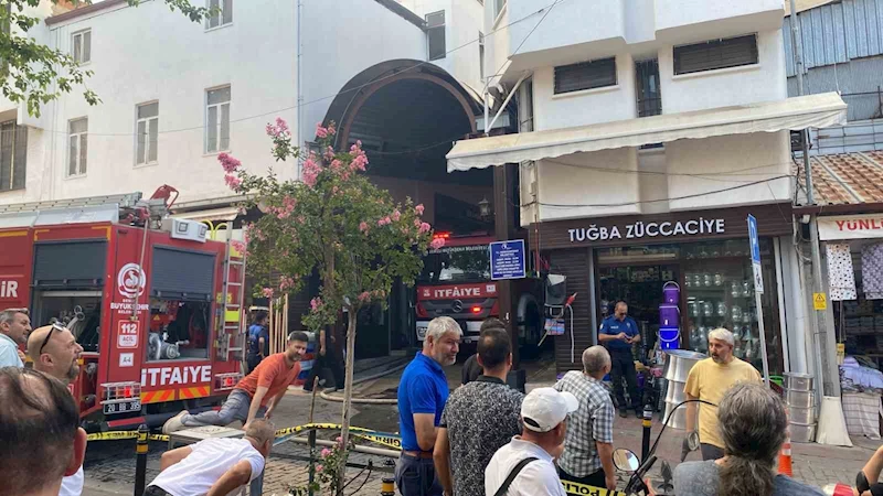 Tarihi çarşıda çıkan yangında zaman karşı mücadele veriliyor
