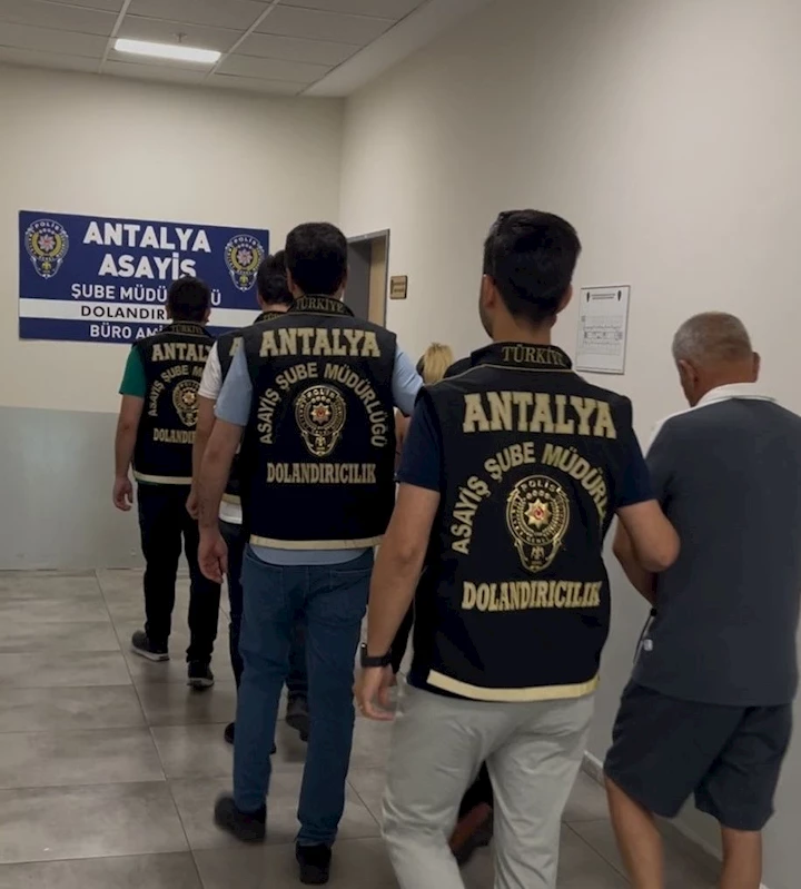 Antalya’da sahte altınla kuyumcuları dolandıran 4 şüpheli yakalandı
