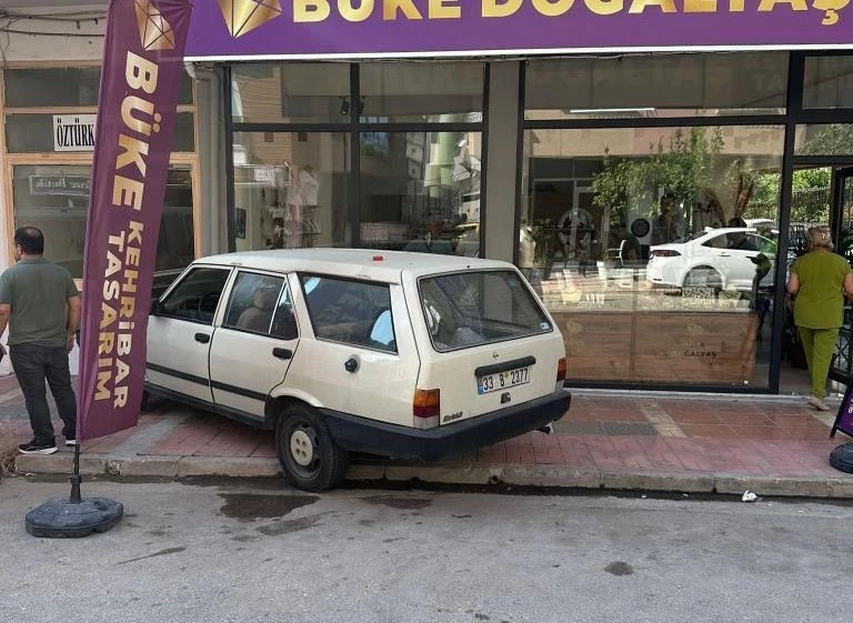 Mersin’de araçlar iş yerlerine daldı
