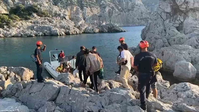 Marmaris’te 15 düzensiz göçmen ve bir göçmen kaçakçısı yakalandı
