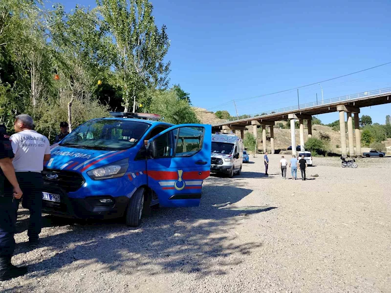 Köprüden nehre atlayan yaşlı adamı tekne turu yapanlar kurtardı
