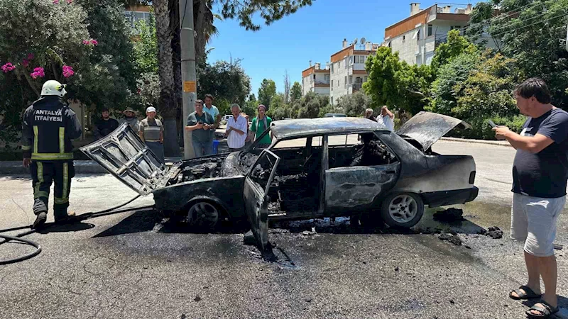 Antalya’da seyir halindeyken alev alan Tofaş otomobil kullanılamaz hale geldi
