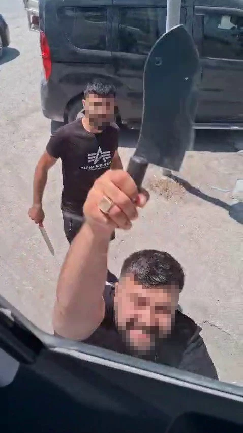 Yol verme tartışmasında satırla saldırdı
