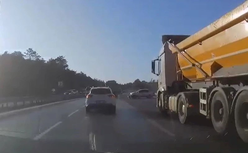 Arnavutköy - Sultangazi yolunda kontrolden çıkan araç kaza yaptı
