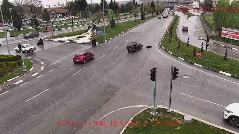 Dikkatsizliğin sebep olduğu kazalar kameralara yansıdı
