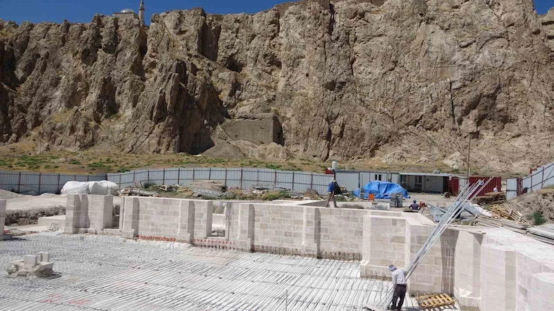 Van’da 750 yıllık cami ayağa kaldırılıyor
