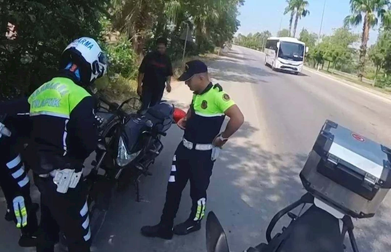 Çalıntı motosikletle kaçmaya çalışan şüpheli jandarmanın dikkati sayesinde yakalandı
