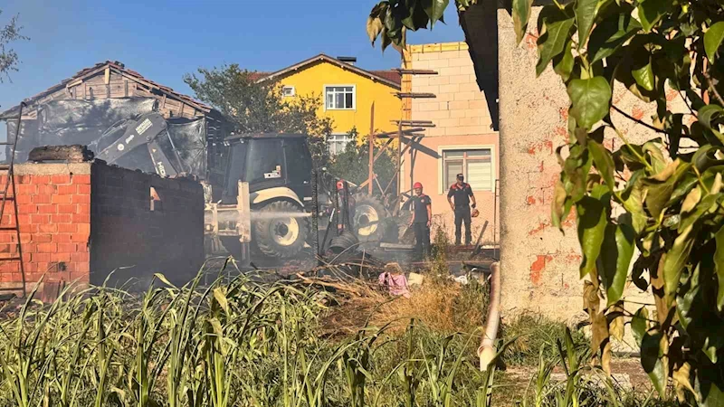 Sakarya’da ahır ve samanlıkta yangın
