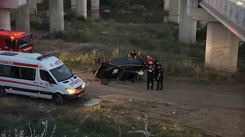 Kontrolden çıkan otomobil Kızılırmak’a uçtu: 2 kişi yaralandı

