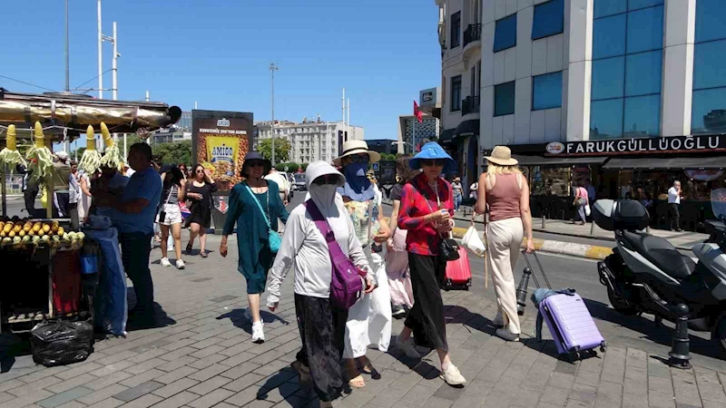 Taksim’de sıcaktan bunalanlar damacana ile serinlemeye çalıştı
