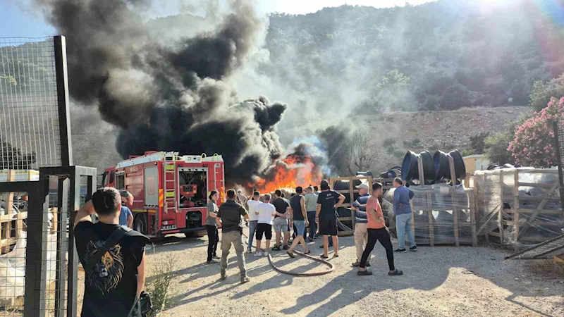 Depolama alanındaki borular alevlere teslim oldu
