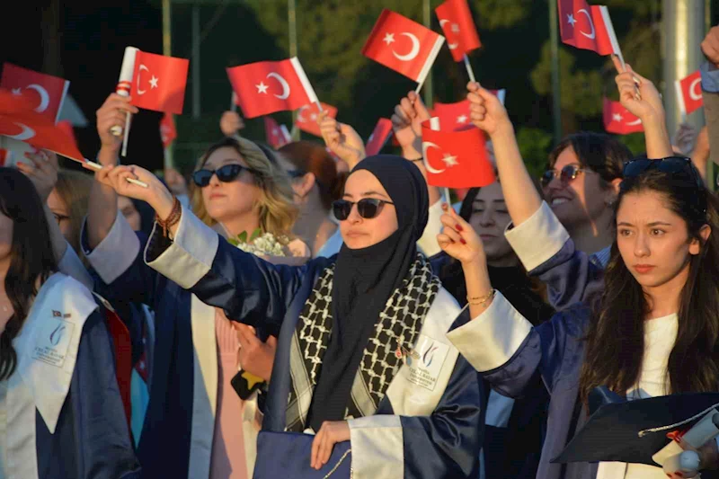 Demirci’de mezuniyet coşkusu, öğrenciler karanfillerle uğurlandı

