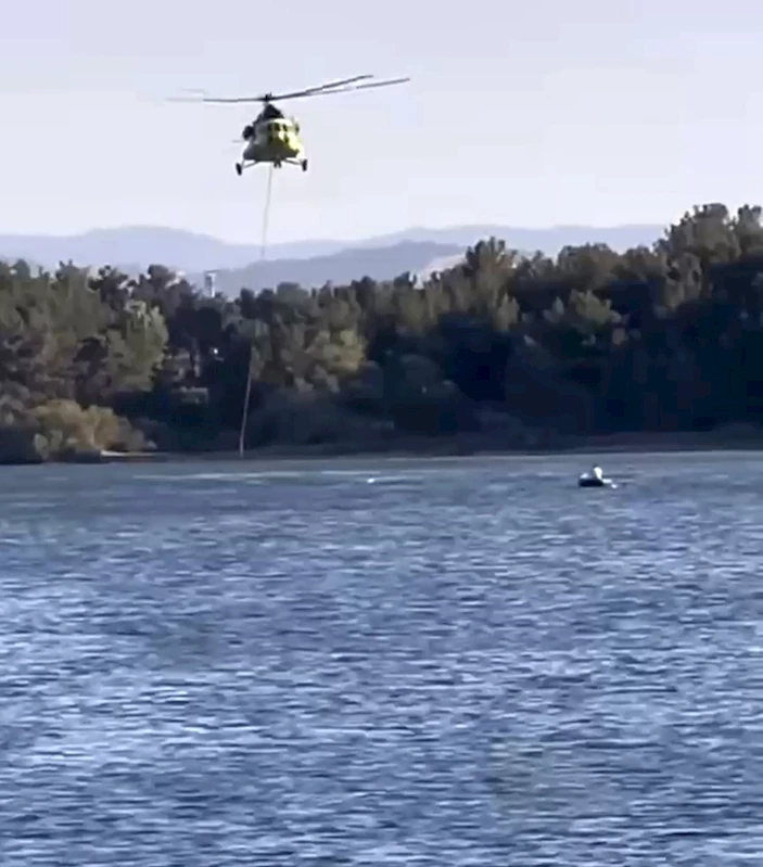 Helikopter ile kayık gölette karşılaştı

