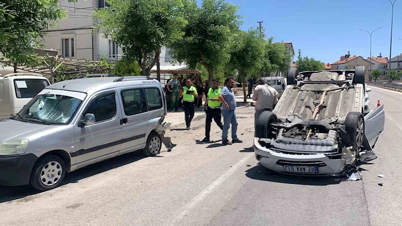 Karaman’da park halindeki araca çarpan otomobil ters döndü: 2 yaralı
