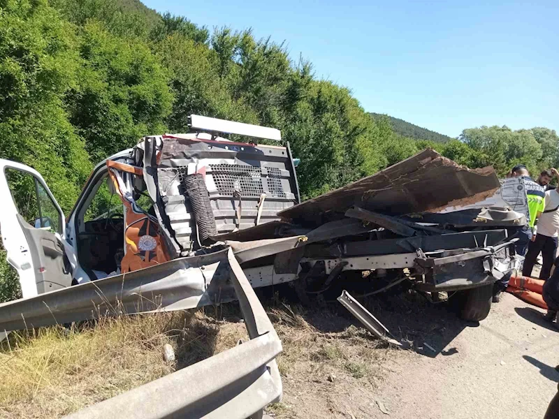 Tır, emniyet şeridindeki yol bakım aracına çarptı: 2 yaralı
