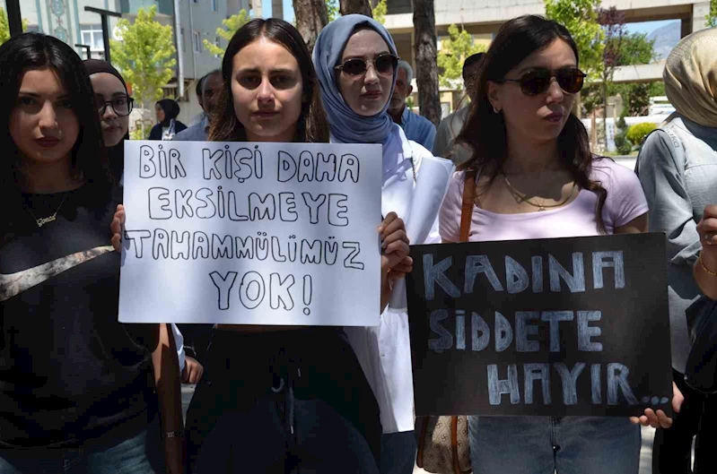 Sivas’ta kadınlar, 3 çocuk annesi Gonca Özdemir için yürüdü

