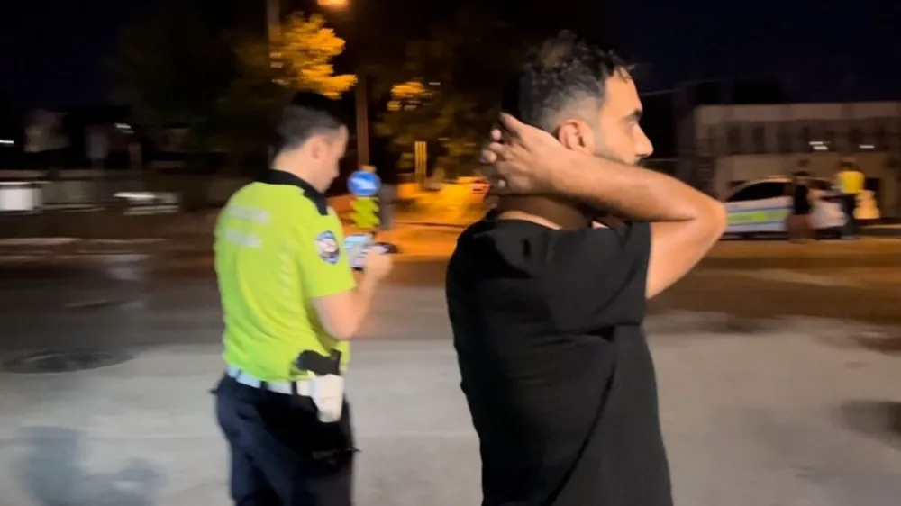 Bir promille ehliyeti kaptırdı, kendine bela okudu