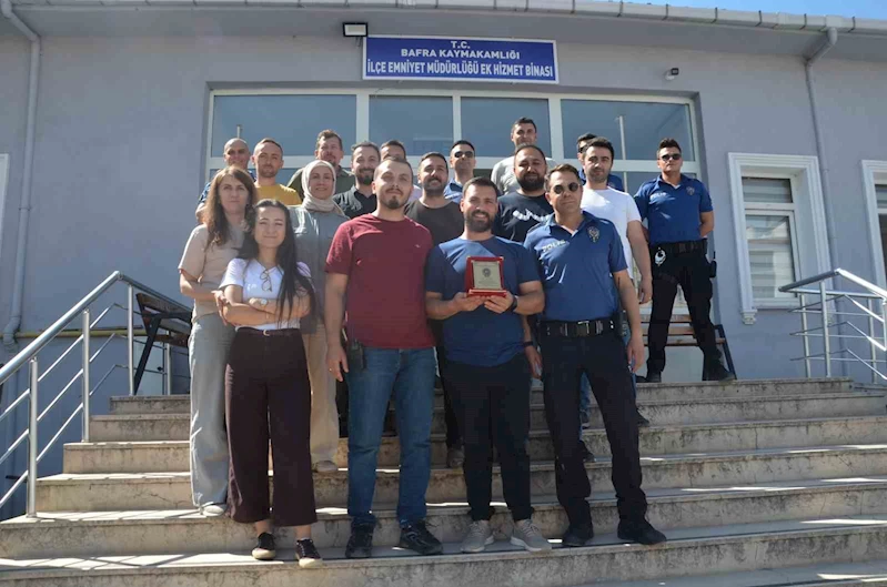 Polis memuruna veda plaketi

