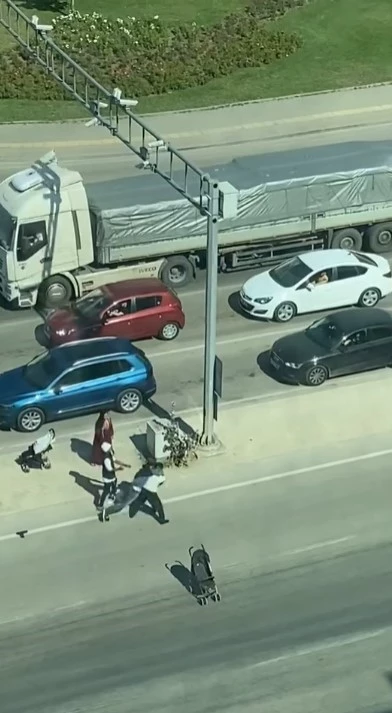 Sözde bebekli dilenciler mıntıka kavgasına tutuştu, foyaları ortaya çıktı
