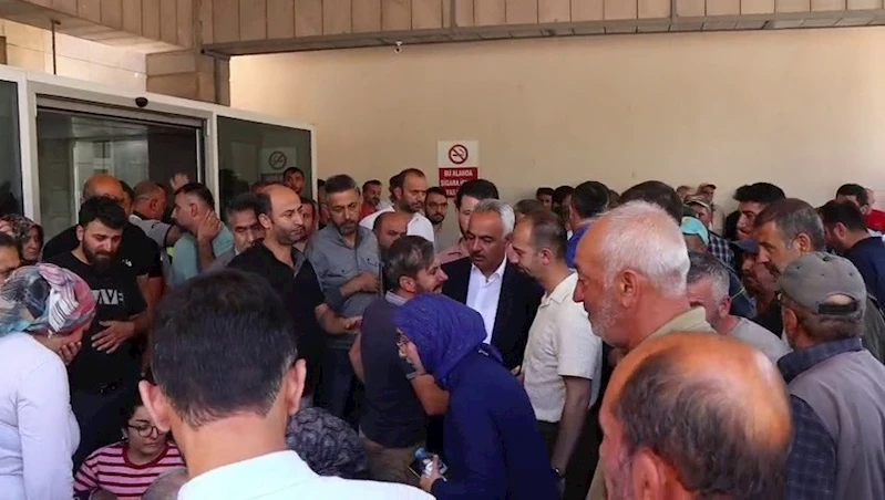 Taş ocağı işçilerinin yakınları hastane önünde gözyaşlarına boğuldu
