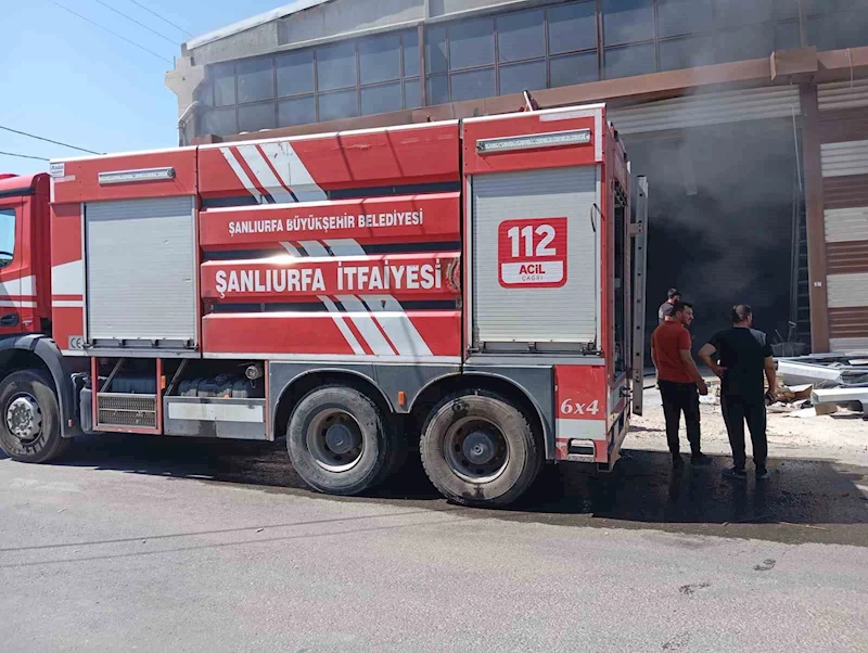 Şanlıurfa’da boya fabrikasında çıkan yangın kontrol altına alındı
