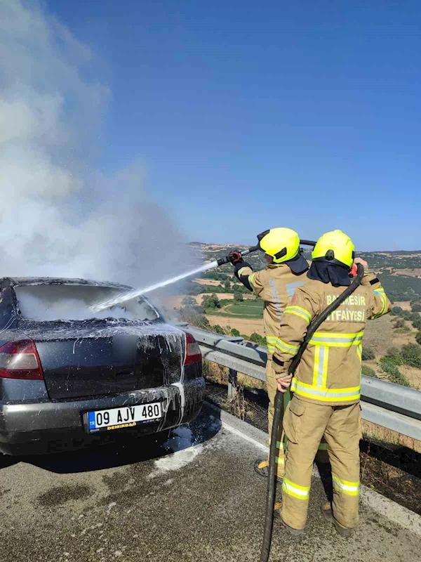 Balıkesir’de otomobil otoyolda yandı
